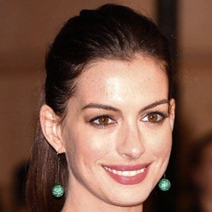 Anne Hathaway at age 32